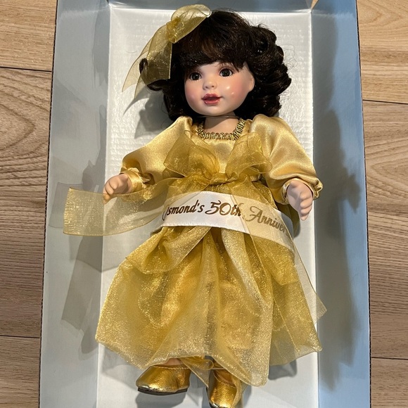 Marie Osmond 50th Anniversay Keepsake Doll - Picture 4 of 7